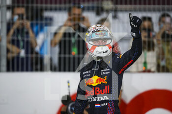2021-11-21 - VERSTAPPEN Max (ned), Red Bull Racing Honda RB16B celebrates his P2 during the Formula 1 Ooredoo Qatar Grand Prix 2021, 20th round of the 2021 FIA Formula One World Championship from November 19 to 21, 2021 on the Losail International Circuit, in Lusail, Qatar - FORMULA 1 OOREDOO QATAR GRAND PRIX 2021, 20TH ROUND OF THE 2021 FIA FORMULA ONE WORLD CHAMPIONSHIP - FORMULA 1 - MOTORS