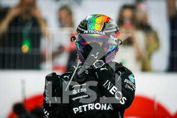 2021-11-21 - HAMILTON Lewis (gbr), Mercedes AMG F1 GP W12 E Performance, portrait celebrating victory during the Formula 1 Ooredoo Qatar Grand Prix 2021, 20th round of the 2021 FIA Formula One World Championship from November 19 to 21, 2021 on the Losail International Circuit, in Lusail, Qatar - FORMULA 1 OOREDOO QATAR GRAND PRIX 2021, 20TH ROUND OF THE 2021 FIA FORMULA ONE WORLD CHAMPIONSHIP - FORMULA 1 - MOTORS