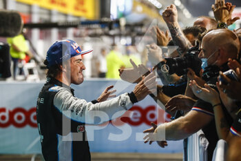 2021-11-21 - ALONSO Fernando (spa), Alpine F1 A521, portrait celebrating his podium during the Formula 1 Ooredoo Qatar Grand Prix 2021, 20th round of the 2021 FIA Formula One World Championship from November 19 to 21, 2021 on the Losail International Circuit, in Lusail, Qatar - FORMULA 1 OOREDOO QATAR GRAND PRIX 2021, 20TH ROUND OF THE 2021 FIA FORMULA ONE WORLD CHAMPIONSHIP - FORMULA 1 - MOTORS