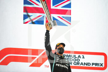2021-11-21 - HAMILTON Lewis (gbr), Mercedes AMG F1 GP W12 E Performance, portrait celebrating victory on the podium during the Formula 1 Ooredoo Qatar Grand Prix 2021, 20th round of the 2021 FIA Formula One World Championship from November 19 to 21, 2021 on the Losail International Circuit, in Lusail, Qatar - FORMULA 1 OOREDOO QATAR GRAND PRIX 2021, 20TH ROUND OF THE 2021 FIA FORMULA ONE WORLD CHAMPIONSHIP - FORMULA 1 - MOTORS