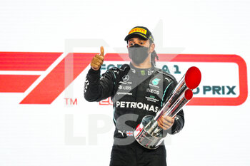2021-11-21 - HAMILTON Lewis (gbr), Mercedes AMG F1 GP W12 E Performance, portrait celebrating victory on the podium during the Formula 1 Ooredoo Qatar Grand Prix 2021, 20th round of the 2021 FIA Formula One World Championship from November 19 to 21, 2021 on the Losail International Circuit, in Lusail, Qatar - FORMULA 1 OOREDOO QATAR GRAND PRIX 2021, 20TH ROUND OF THE 2021 FIA FORMULA ONE WORLD CHAMPIONSHIP - FORMULA 1 - MOTORS