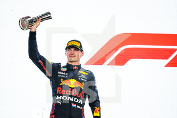 2021-11-21 - VERSTAPPEN Max (ned), Red Bull Racing Honda RB16B, portrait podium during the Formula 1 Ooredoo Qatar Grand Prix 2021, 20th round of the 2021 FIA Formula One World Championship from November 19 to 21, 2021 on the Losail International Circuit, in Lusail, Qatar - FORMULA 1 OOREDOO QATAR GRAND PRIX 2021, 20TH ROUND OF THE 2021 FIA FORMULA ONE WORLD CHAMPIONSHIP - FORMULA 1 - MOTORS