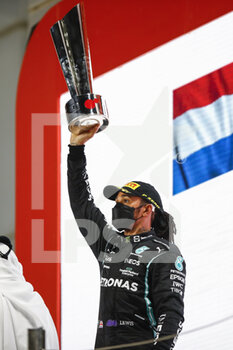 2021-11-21 - HAMILTON Lewis (gbr), Mercedes AMG F1 GP W12 E Performance, portrait celebrating his podium during the Formula 1 Ooredoo Qatar Grand Prix 2021, 20th round of the 2021 FIA Formula One World Championship from November 19 to 21, 2021 on the Losail International Circuit, in Lusail, Qatar - FORMULA 1 OOREDOO QATAR GRAND PRIX 2021, 20TH ROUND OF THE 2021 FIA FORMULA ONE WORLD CHAMPIONSHIP - FORMULA 1 - MOTORS