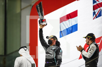 2021-11-21 - HAMILTON Lewis (gbr), Mercedes AMG F1 GP W12 E Performance, portrait celebrating his podium during the Formula 1 Ooredoo Qatar Grand Prix 2021, 20th round of the 2021 FIA Formula One World Championship from November 19 to 21, 2021 on the Losail International Circuit, in Lusail, Qatar - FORMULA 1 OOREDOO QATAR GRAND PRIX 2021, 20TH ROUND OF THE 2021 FIA FORMULA ONE WORLD CHAMPIONSHIP - FORMULA 1 - MOTORS