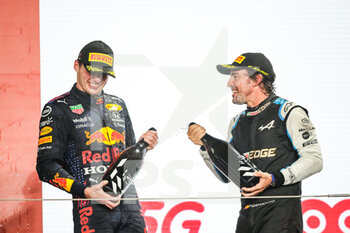 2021-11-21 - ALONSO Fernando (spa), Alpine F1 A521, VERSTAPPEN Max (ned), Red Bull Racing Honda RB16B, portrait podium during the Formula 1 Ooredoo Qatar Grand Prix 2021, 20th round of the 2021 FIA Formula One World Championship from November 19 to 21, 2021 on the Losail International Circuit, in Lusail, Qatar - FORMULA 1 OOREDOO QATAR GRAND PRIX 2021, 20TH ROUND OF THE 2021 FIA FORMULA ONE WORLD CHAMPIONSHIP - FORMULA 1 - MOTORS