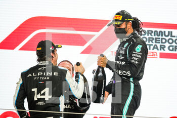 2021-11-21 - ALONSO Fernando (spa), Alpine F1 A521, HAMILTON Lewis (gbr), Mercedes AMG F1 GP W12 E Performance, portrait podium during the Formula 1 Ooredoo Qatar Grand Prix 2021, 20th round of the 2021 FIA Formula One World Championship from November 19 to 21, 2021 on the Losail International Circuit, in Lusail, Qatar - FORMULA 1 OOREDOO QATAR GRAND PRIX 2021, 20TH ROUND OF THE 2021 FIA FORMULA ONE WORLD CHAMPIONSHIP - FORMULA 1 - MOTORS