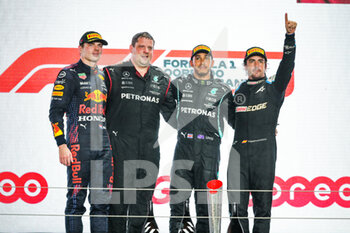2021-11-21 - Podium: HAMILTON Lewis (gbr), Mercedes AMG F1 GP W12 E Performance, VERSTAPPEN Max (ned), Red Bull Racing Honda RB16B, ALONSO Fernando (spa), Alpine F1 A521, portrait during the Formula 1 Ooredoo Qatar Grand Prix 2021, 20th round of the 2021 FIA Formula One World Championship from November 19 to 21, 2021 on the Losail International Circuit, in Lusail, Qatar - FORMULA 1 OOREDOO QATAR GRAND PRIX 2021, 20TH ROUND OF THE 2021 FIA FORMULA ONE WORLD CHAMPIONSHIP - FORMULA 1 - MOTORS