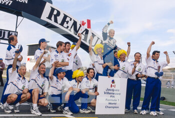 2021-11-28 - 03 Villeneuve Jacques (can), Rothmans Williams Renault, Williams Renault FW19 celebrates his title during the Grand Premio de Europa 1997, 17th and last round of the FIA Formula 1 Championship season, from October 24 to 26, 1997 in Jerez de la Frontera, Spain - FRANK WILLIAMS FROM 1942 TO 2021 - FORMULA 1 - MOTORS