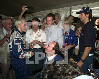 2021-11-28 - AUTO - F1 1997 - EUROPE - PHOTO:DPPI / THIERRY BOVY JACQUES VILLENEUVE ET DAMON HILL / AMBIANCE FRANCK WILLIAMS - FRANK WILLIAMS FROM 1942 TO 2021 - FORMULA 1 - MOTORS