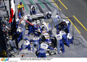 2021-11-28 - MOTORSPORT - F1 1996 - AUSTRALIA GP - MELBOURNE - PHOTO: DPPI DAMON HILL (GBR) / WILLIAMS FW18 RENAULT - ACTION - WINNER PITSTOP PIT STOP REFUELLING - FRANK WILLIAMS FROM 1942 TO 2021 - FORMULA 1 - MOTORS