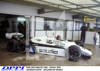 2021-11-28 - AUTO - F1 1982 - WILLIAMS TESTS - PHOTO : DPPI JACQUES LAFFITE / WILLIAMS FORD - AMBIANCE SIX WHEELS TYRE TYRES - FRANK WILLIAMS FROM 1942 TO 2021 - FORMULA 1 - MOTORS