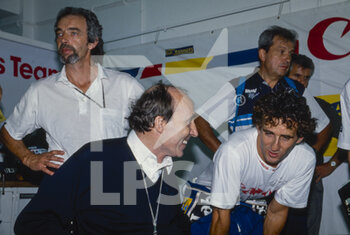 2021-11-28 - Frank Williams chatting with Alain Prost during the Portuguese Grand Prix 1993 on the Autodromo do Estoril, 14th round of the 1993 FIA Formula 1 Championship from September 24 to 26, 1993 in Estoril, Portugal - FRANK WILLIAMS FROM 1942 TO 2021 - FORMULA 1 - MOTORS