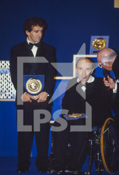 2021-11-28 - Frank Williams with Alain Prost at the Prize Giving Ceremony at the end of the 1993 FIA Formula 1 Championship - FRANK WILLIAMS FROM 1942 TO 2021 - FORMULA 1 - MOTORS