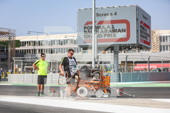 2021-12-02 - installation of the track finishes during the Formula 1 stc Saudi Arabian Grand Prix 2021, 21th round of the 2021 FIA Formula One World Championship from December 3 to 5, 2021 on the Jeddah Corniche Circuit, in Jeddah, Saudi Arabia - FORMULA 1 STC SAUDI ARABIAN GRAND PRIX 2021, 21TH ROUND OF THE 2021 FIA FORMULA ONE WORLD CHAMPIONSHIP - FORMULA 1 - MOTORS
