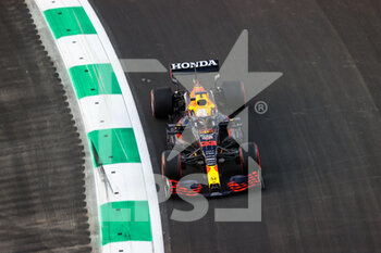 2021-12-03 - 33 VERSTAPPEN Max (nld), Red Bull Racing Honda RB16B, action during the Formula 1 stc Saudi Arabian Grand Prix 2021, 21th round of the 2021 FIA Formula One World Championship from December 3 to 5, 2021 on the Jeddah Corniche Circuit, in Jeddah, Saudi Arabia - FORMULA 1 STC SAUDI ARABIAN GRAND PRIX 2021, 21TH ROUND OF THE 2021 FIA FORMULA ONE WORLD CHAMPIONSHIP - FORMULA 1 - MOTORS