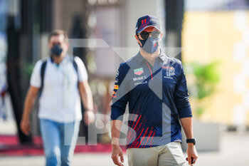 2021-12-04 - PEREZ Sergio (mex), Red Bull Racing Honda RB16B, portrait during the Formula 1 stc Saudi Arabian Grand Prix 2021, 21th round of the 2021 FIA Formula One World Championship from December 3 to 5, 2021 on the Jeddah Corniche Circuit, in Jeddah, Saudi Arabia - FORMULA 1 STC SAUDI ARABIAN GRAND PRIX 2021, 21TH ROUND OF THE 2021 FIA FORMULA ONE WORLD CHAMPIONSHIP - FORMULA 1 - MOTORS