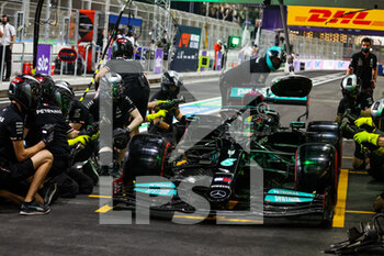 2021-12-04 - 44 HAMILTON Lewis (gbr), Mercedes AMG F1 GP W12 E Performance, action pitstop during the Formula 1 stc Saudi Arabian Grand Prix 2021, 21th round of the 2021 FIA Formula One World Championship from December 3 to 5, 2021 on the Jeddah Corniche Circuit, in Jeddah, Saudi Arabia - FORMULA 1 STC SAUDI ARABIAN GRAND PRIX 2021, 21TH ROUND OF THE 2021 FIA FORMULA ONE WORLD CHAMPIONSHIP - FORMULA 1 - MOTORS