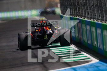 2021-12-04 - 11 PEREZ Sergio (mex), Red Bull Racing Honda RB16B, action during the Formula 1 stc Saudi Arabian Grand Prix 2021, 21th round of the 2021 FIA Formula One World Championship from December 3 to 5, 2021 on the Jeddah Corniche Circuit, in Jeddah, Saudi Arabia - FORMULA 1 STC SAUDI ARABIAN GRAND PRIX 2021, 21TH ROUND OF THE 2021 FIA FORMULA ONE WORLD CHAMPIONSHIP - FORMULA 1 - MOTORS