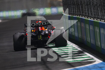 2021-12-04 - 33 VERSTAPPEN Max (nld), Red Bull Racing Honda RB16B, action during the Formula 1 stc Saudi Arabian Grand Prix 2021, 21th round of the 2021 FIA Formula One World Championship from December 3 to 5, 2021 on the Jeddah Corniche Circuit, in Jeddah, Saudi Arabia - FORMULA 1 STC SAUDI ARABIAN GRAND PRIX 2021, 21TH ROUND OF THE 2021 FIA FORMULA ONE WORLD CHAMPIONSHIP - FORMULA 1 - MOTORS