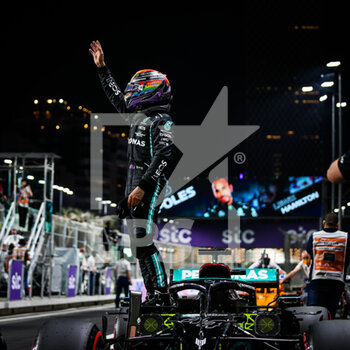 2021-12-04 - HAMILTON Lewis (gbr), Mercedes AMG F1 GP W12 E Performance, portrait celebrating pole position during the Formula 1 stc Saudi Arabian Grand Prix 2021, 21th round of the 2021 FIA Formula One World Championship from December 3 to 5, 2021 on the Jeddah Corniche Circuit, in Jeddah, Saudi Arabia - FORMULA 1 STC SAUDI ARABIAN GRAND PRIX 2021, 21TH ROUND OF THE 2021 FIA FORMULA ONE WORLD CHAMPIONSHIP - FORMULA 1 - MOTORS