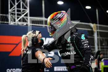 2021-12-04 - HAMILTON Lewis (gbr), Mercedes AMG F1 GP W12 E Performance, portrait celebrating pole position with CULLEN Angela, during the Formula 1 stc Saudi Arabian Grand Prix 2021, 21th round of the 2021 FIA Formula One World Championship from December 3 to 5, 2021 on the Jeddah Corniche Circuit, in Jeddah, Saudi Arabia - FORMULA 1 STC SAUDI ARABIAN GRAND PRIX 2021, 21TH ROUND OF THE 2021 FIA FORMULA ONE WORLD CHAMPIONSHIP - FORMULA 1 - MOTORS