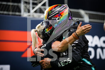 2021-12-04 - HAMILTON Lewis (gbr), Mercedes AMG F1 GP W12 E Performance, portrait celebrating pole position with CULLEN Angela, during the Formula 1 stc Saudi Arabian Grand Prix 2021, 21th round of the 2021 FIA Formula One World Championship from December 3 to 5, 2021 on the Jeddah Corniche Circuit, in Jeddah, Saudi Arabia - FORMULA 1 STC SAUDI ARABIAN GRAND PRIX 2021, 21TH ROUND OF THE 2021 FIA FORMULA ONE WORLD CHAMPIONSHIP - FORMULA 1 - MOTORS