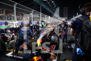 2021-12-05 - VERSTAPPEN Max (ned), Red Bull Racing Honda RB16B, starting grid during the Formula 1 stc Saudi Arabian Grand Prix 2021, 21th round of the 2021 FIA Formula One World Championship from December 3 to 5, 2021 on the Jeddah Corniche Circuit, in Jeddah, Saudi Arabia - FORMULA 1 STC SAUDI ARABIAN GRAND PRIX 2021, 21TH ROUND OF THE 2021 FIA FORMULA ONE WORLD CHAMPIONSHIP - FORMULA 1 - MOTORS