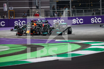 2021-12-05 - Start of the race: HAMILTON Lewis (gbr), Mercedes AMG F1 GP W12 E Performance, VERSTAPPEN Max (ned), Red Bull Racing Honda RB16B, action during the Formula 1 stc Saudi Arabian Grand Prix 2021, 21th round of the 2021 FIA Formula One World Championship from December 3 to 5, 2021 on the Jeddah Corniche Circuit, in Jeddah, Saudi Arabia - FORMULA 1 STC SAUDI ARABIAN GRAND PRIX 2021, 21TH ROUND OF THE 2021 FIA FORMULA ONE WORLD CHAMPIONSHIP - FORMULA 1 - MOTORS