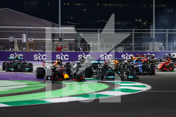 2021-12-05 - Start of the race: HAMILTON Lewis (gbr), Mercedes AMG F1 GP W12 E Performance, VERSTAPPEN Max (ned), Red Bull Racing Honda RB16B, action during the Formula 1 stc Saudi Arabian Grand Prix 2021, 21th round of the 2021 FIA Formula One World Championship from December 3 to 5, 2021 on the Jeddah Corniche Circuit, in Jeddah, Saudi Arabia - FORMULA 1 STC SAUDI ARABIAN GRAND PRIX 2021, 21TH ROUND OF THE 2021 FIA FORMULA ONE WORLD CHAMPIONSHIP - FORMULA 1 - MOTORS
