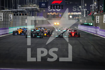 2021-12-05 - Start of the race: BOTTAS Valtteri (fin), Mercedes AMG F1 GP W12 E Performance, HAMILTON Lewis (gbr), Mercedes AMG F1 GP W12 E Performance, VERSTAPPEN Max (ned), Red Bull Racing Honda RB16B, action during the Formula 1 stc Saudi Arabian Grand Prix 2021, 21th round of the 2021 FIA Formula One World Championship from December 3 to 5, 2021 on the Jeddah Corniche Circuit, in Jeddah, Saudi Arabia - FORMULA 1 STC SAUDI ARABIAN GRAND PRIX 2021, 21TH ROUND OF THE 2021 FIA FORMULA ONE WORLD CHAMPIONSHIP - FORMULA 1 - MOTORS