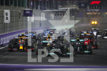 2021-12-05 - Start of the race 44 HAMILTON Lewis (gbr), Mercedes AMG F1 GP W12 E Performance, 77 BOTTAS Valtteri (fin), Mercedes AMG F1 GP W12 E Performance, 33 VERSTAPPEN Max (nld), Red Bull Racing Honda RB16B, action during the Formula 1 stc Saudi Arabian Grand Prix 2021, 21th round of the 2021 FIA Formula One World Championship from December 3 to 5, 2021 on the Jeddah Corniche Circuit, in Jeddah, Saudi Arabia - FORMULA 1 STC SAUDI ARABIAN GRAND PRIX 2021, 21TH ROUND OF THE 2021 FIA FORMULA ONE WORLD CHAMPIONSHIP - FORMULA 1 - MOTORS