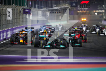 2021-12-05 - Start of the race: BOTTAS Valtteri (fin), Mercedes AMG F1 GP W12 E Performance, HAMILTON Lewis (gbr), Mercedes AMG F1 GP W12 E Performance, VERSTAPPEN Max (ned), Red Bull Racing Honda RB16B, action during the Formula 1 stc Saudi Arabian Grand Prix 2021, 21th round of the 2021 FIA Formula One World Championship from December 3 to 5, 2021 on the Jeddah Corniche Circuit, in Jeddah, Saudi Arabia - FORMULA 1 STC SAUDI ARABIAN GRAND PRIX 2021, 21TH ROUND OF THE 2021 FIA FORMULA ONE WORLD CHAMPIONSHIP - FORMULA 1 - MOTORS