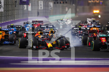 2021-12-05 - Start of the race: VERSTAPPEN Max (ned), Red Bull Racing Honda RB16B, HAMILTON Lewis (gbr), Mercedes AMG F1 GP W12 E Performance, action during the Formula 1 stc Saudi Arabian Grand Prix 2021, 21th round of the 2021 FIA Formula One World Championship from December 3 to 5, 2021 on the Jeddah Corniche Circuit, in Jeddah, Saudi Arabia - FORMULA 1 STC SAUDI ARABIAN GRAND PRIX 2021, 21TH ROUND OF THE 2021 FIA FORMULA ONE WORLD CHAMPIONSHIP - FORMULA 1 - MOTORS