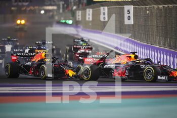 2021-12-05 - Start of the race, 33 VERSTAPPEN Max (nld), Red Bull Racing Honda RB16B, 11 PEREZ Sergio (mex), Red Bull Racing Honda RB16B, action during the Formula 1 stc Saudi Arabian Grand Prix 2021, 21th round of the 2021 FIA Formula One World Championship from December 3 to 5, 2021 on the Jeddah Corniche Circuit, in Jeddah, Saudi Arabia - FORMULA 1 STC SAUDI ARABIAN GRAND PRIX 2021, 21TH ROUND OF THE 2021 FIA FORMULA ONE WORLD CHAMPIONSHIP - FORMULA 1 - MOTORS