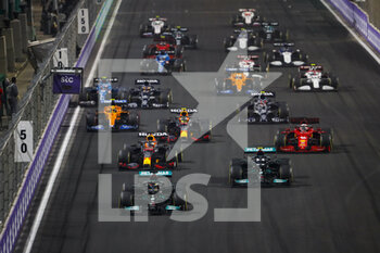 2021-12-05 - Start of the race, 44 HAMILTON Lewis (gbr), Mercedes AMG F1 GP W12 E Performance, 77 BOTTAS Valtteri (fin), Mercedes AMG F1 GP W12 E Performance, 33 VERSTAPPEN Max (nld), Red Bull Racing Honda RB16B, action during the Formula 1 stc Saudi Arabian Grand Prix 2021, 21th round of the 2021 FIA Formula One World Championship from December 3 to 5, 2021 on the Jeddah Corniche Circuit, in Jeddah, Saudi Arabia - FORMULA 1 STC SAUDI ARABIAN GRAND PRIX 2021, 21TH ROUND OF THE 2021 FIA FORMULA ONE WORLD CHAMPIONSHIP - FORMULA 1 - MOTORS