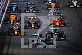 2021-12-05 - start of the race, depart, 44 HAMILTON Lewis (gbr), Mercedes AMG F1 GP W12 E Performance, 77 BOTTAS Valtteri (fin), Mercedes AMG F1 GP W12 E Performance, 33 VERSTAPPEN Max (nld), Red Bull Racing Honda RB16B, action during the Formula 1 stc Saudi Arabian Grand Prix 2021, 21th round of the 2021 FIA Formula One World Championship from December 3 to 5, 2021 on the Jeddah Corniche Circuit, in Jeddah, Saudi Arabia - FORMULA 1 STC SAUDI ARABIAN GRAND PRIX 2021, 21TH ROUND OF THE 2021 FIA FORMULA ONE WORLD CHAMPIONSHIP - FORMULA 1 - MOTORS