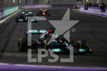 2021-12-05 - VERSTAPPEN Max (ned), Red Bull Racing Honda RB16B, BOTTAS Valtteri (fin), Mercedes AMG F1 GP W12 E Performance, HAMILTON Lewis (gbr), Mercedes AMG F1 GP W12 E Performance, action during the Formula 1 stc Saudi Arabian Grand Prix 2021, 21th round of the 2021 FIA Formula One World Championship from December 3 to 5, 2021 on the Jeddah Corniche Circuit, in Jeddah, Saudi Arabia - FORMULA 1 STC SAUDI ARABIAN GRAND PRIX 2021, 21TH ROUND OF THE 2021 FIA FORMULA ONE WORLD CHAMPIONSHIP - FORMULA 1 - MOTORS