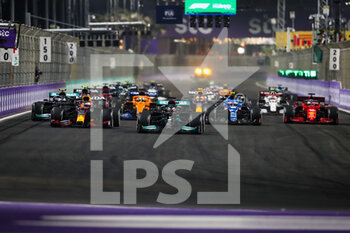 2021-12-05 - Restart of the race: HAMILTON Lewis (gbr), Mercedes AMG F1 GP W12 E Performance, VERSTAPPEN Max (ned), Red Bull Racing Honda RB16B, OCON Esteban (fra), Alpine F1 A521, action during the Formula 1 stc Saudi Arabian Grand Prix 2021, 21th round of the 2021 FIA Formula One World Championship from December 3 to 5, 2021 on the Jeddah Corniche Circuit, in Jeddah, Saudi Arabia - FORMULA 1 STC SAUDI ARABIAN GRAND PRIX 2021, 21TH ROUND OF THE 2021 FIA FORMULA ONE WORLD CHAMPIONSHIP - FORMULA 1 - MOTORS