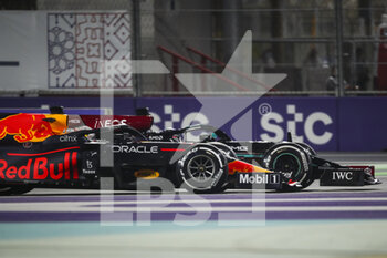 2021-12-05 - 33 VERSTAPPEN Max (nld), Red Bull Racing Honda RB16B, 44 HAMILTON Lewis (gbr), Mercedes AMG F1 GP W12 E Performance, action during the Formula 1 stc Saudi Arabian Grand Prix 2021, 21th round of the 2021 FIA Formula One World Championship from December 3 to 5, 2021 on the Jeddah Corniche Circuit, in Jeddah, Saudi Arabia - FORMULA 1 STC SAUDI ARABIAN GRAND PRIX 2021, 21TH ROUND OF THE 2021 FIA FORMULA ONE WORLD CHAMPIONSHIP - FORMULA 1 - MOTORS