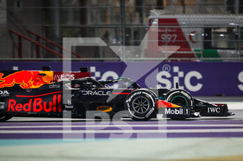2021-12-05 - Restart of the race: HAMILTON Lewis (gbr), Mercedes AMG F1 GP W12 E Performance, VERSTAPPEN Max (ned), Red Bull Racing Honda RB16B, action during the Formula 1 stc Saudi Arabian Grand Prix 2021, 21th round of the 2021 FIA Formula One World Championship from December 3 to 5, 2021 on the Jeddah Corniche Circuit, in Jeddah, Saudi Arabia - FORMULA 1 STC SAUDI ARABIAN GRAND PRIX 2021, 21TH ROUND OF THE 2021 FIA FORMULA ONE WORLD CHAMPIONSHIP - FORMULA 1 - MOTORS