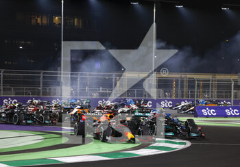 2021-12-05 - Start of the race: VERSTAPPEN Max (ned), Red Bull Racing Honda RB16B, HAMILTON Lewis (gbr), Mercedes AMG F1 GP W12 E Performance, action during the Formula 1 stc Saudi Arabian Grand Prix 2021, 21th round of the 2021 FIA Formula One World Championship from December 3 to 5, 2021 on the Jeddah Corniche Circuit, in Jeddah, Saudi Arabia - FORMULA 1 STC SAUDI ARABIAN GRAND PRIX 2021, 21TH ROUND OF THE 2021 FIA FORMULA ONE WORLD CHAMPIONSHIP - FORMULA 1 - MOTORS