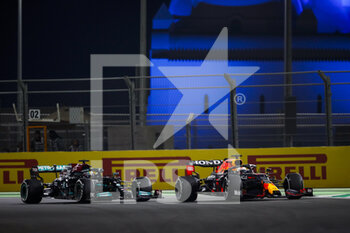 2021-12-05 - Restart, 33 VERSTAPPEN Max (nld), Red Bull Racing Honda RB16B, 44 HAMILTON Lewis (gbr), Mercedes AMG F1 GP W12 E Performance, action during the Formula 1 stc Saudi Arabian Grand Prix 2021, 21th round of the 2021 FIA Formula One World Championship from December 3 to 5, 2021 on the Jeddah Corniche Circuit, in Jeddah, Saudi Arabia - FORMULA 1 STC SAUDI ARABIAN GRAND PRIX 2021, 21TH ROUND OF THE 2021 FIA FORMULA ONE WORLD CHAMPIONSHIP - FORMULA 1 - MOTORS