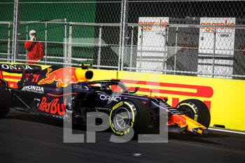 2021-12-05 - crash, accident, 11 PEREZ Sergio (mex), Red Bull Racing Honda RB16B, action during the Formula 1 stc Saudi Arabian Grand Prix 2021, 21th round of the 2021 FIA Formula One World Championship from December 3 to 5, 2021 on the Jeddah Corniche Circuit, in Jeddah, Saudi Arabia - FORMULA 1 STC SAUDI ARABIAN GRAND PRIX 2021, 21TH ROUND OF THE 2021 FIA FORMULA ONE WORLD CHAMPIONSHIP - FORMULA 1 - MOTORS