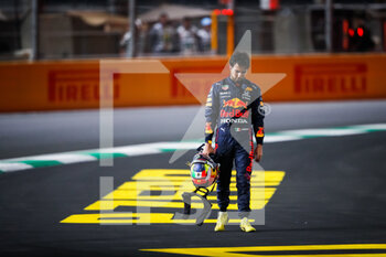 2021-12-05 - PEREZ Sergio (mex), Red Bull Racing Honda RB16B, portrait during the Formula 1 stc Saudi Arabian Grand Prix 2021, 21th round of the 2021 FIA Formula One World Championship from December 3 to 5, 2021 on the Jeddah Corniche Circuit, in Jeddah, Saudi Arabia - FORMULA 1 STC SAUDI ARABIAN GRAND PRIX 2021, 21TH ROUND OF THE 2021 FIA FORMULA ONE WORLD CHAMPIONSHIP - FORMULA 1 - MOTORS