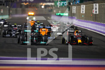 2021-12-05 - Restart of the race: HAMILTON Lewis (gbr), Mercedes AMG F1 GP W12 E Performance, VERSTAPPEN Max (ned), Red Bull Racing Honda RB16B, action during the Formula 1 stc Saudi Arabian Grand Prix 2021, 21th round of the 2021 FIA Formula One World Championship from December 3 to 5, 2021 on the Jeddah Corniche Circuit, in Jeddah, Saudi Arabia - FORMULA 1 STC SAUDI ARABIAN GRAND PRIX 2021, 21TH ROUND OF THE 2021 FIA FORMULA ONE WORLD CHAMPIONSHIP - FORMULA 1 - MOTORS
