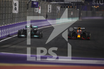 2021-12-05 - 44 HAMILTON Lewis (gbr), Mercedes AMG F1 GP W12 E Performance, 33 VERSTAPPEN Max (nld), Red Bull Racing Honda RB16B, action during the Formula 1 stc Saudi Arabian Grand Prix 2021, 21th round of the 2021 FIA Formula One World Championship from December 3 to 5, 2021 on the Jeddah Corniche Circuit, in Jeddah, Saudi Arabia - FORMULA 1 STC SAUDI ARABIAN GRAND PRIX 2021, 21TH ROUND OF THE 2021 FIA FORMULA ONE WORLD CHAMPIONSHIP - FORMULA 1 - MOTORS