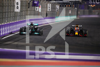2021-12-05 - VERSTAPPEN Max (ned), Red Bull Racing Honda RB16B, HAMILTON Lewis (gbr), Mercedes AMG F1 GP W12 E Performance, action during the Formula 1 stc Saudi Arabian Grand Prix 2021, 21th round of the 2021 FIA Formula One World Championship from December 3 to 5, 2021 on the Jeddah Corniche Circuit, in Jeddah, Saudi Arabia - FORMULA 1 STC SAUDI ARABIAN GRAND PRIX 2021, 21TH ROUND OF THE 2021 FIA FORMULA ONE WORLD CHAMPIONSHIP - FORMULA 1 - MOTORS