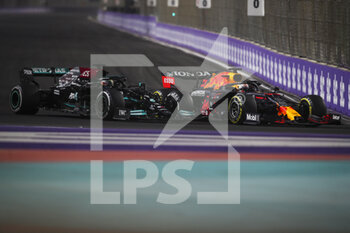 2021-12-05 - 44 HAMILTON Lewis (gbr), Mercedes AMG F1 GP W12 E Performance, 33 VERSTAPPEN Max (nld), Red Bull Racing Honda RB16B, action during the Formula 1 stc Saudi Arabian Grand Prix 2021, 21th round of the 2021 FIA Formula One World Championship from December 3 to 5, 2021 on the Jeddah Corniche Circuit, in Jeddah, Saudi Arabia - FORMULA 1 STC SAUDI ARABIAN GRAND PRIX 2021, 21TH ROUND OF THE 2021 FIA FORMULA ONE WORLD CHAMPIONSHIP - FORMULA 1 - MOTORS
