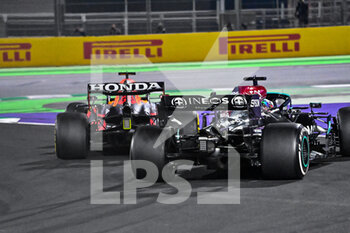 2021-12-05 - Restart of the race: VERSTAPPEN Max (ned), Red Bull Racing Honda RB16B, HAMILTON Lewis (gbr), Mercedes AMG F1 GP W12 E Performance, action during the Formula 1 stc Saudi Arabian Grand Prix 2021, 21th round of the 2021 FIA Formula One World Championship from December 3 to 5, 2021 on the Jeddah Corniche Circuit, in Jeddah, Saudi Arabia - FORMULA 1 STC SAUDI ARABIAN GRAND PRIX 2021, 21TH ROUND OF THE 2021 FIA FORMULA ONE WORLD CHAMPIONSHIP - FORMULA 1 - MOTORS