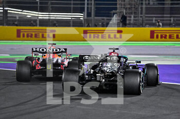2021-12-05 - Restart of the race: VERSTAPPEN Max (ned), Red Bull Racing Honda RB16B, HAMILTON Lewis (gbr), Mercedes AMG F1 GP W12 E Performance, action during the Formula 1 stc Saudi Arabian Grand Prix 2021, 21th round of the 2021 FIA Formula One World Championship from December 3 to 5, 2021 on the Jeddah Corniche Circuit, in Jeddah, Saudi Arabia - FORMULA 1 STC SAUDI ARABIAN GRAND PRIX 2021, 21TH ROUND OF THE 2021 FIA FORMULA ONE WORLD CHAMPIONSHIP - FORMULA 1 - MOTORS